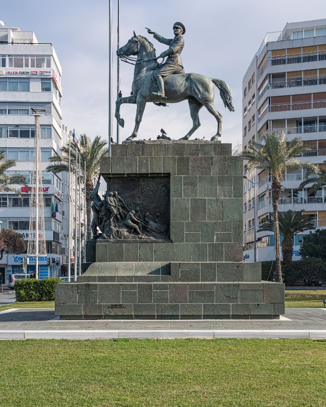 2023/11/1698956155_ataturk-un_atli_heykeli_-_izmir_cumhuriyet_meydani_-pietro_canonica-_1932.jpg