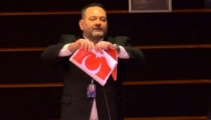 Türk bayrağını yırtan Yunan milletvekili gözaltına alındı