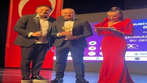 OPR. DR.TUNCAY SEZGİN'E " EN İYİ GÖZ KAPAĞI ESTETİĞİ YAPAN HEKİM" ÖDÜLÜ