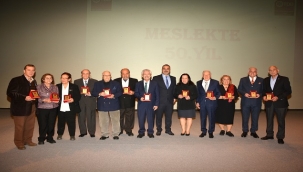 İZDO'DAN MESLEKTAŞLARINA PLAKET