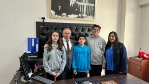 Kadıköy'de okullar arası münazara yarışması finalini Hakkı Değer Ortaokulu kazandı