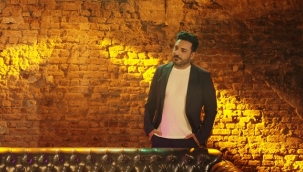 AZER BÜLBÜL'Ü ŞARKISIYLA ANDI