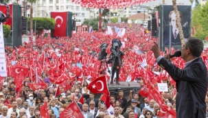 ÖZGÜR ÖZEL: "DÜNYA SİVİL VE ASKERİ DARBE GÖRDÜ AMA BUGÜNLERDE TÜRKİYE'DE OLAN GİBİSİNİ GÖRMEDİ"