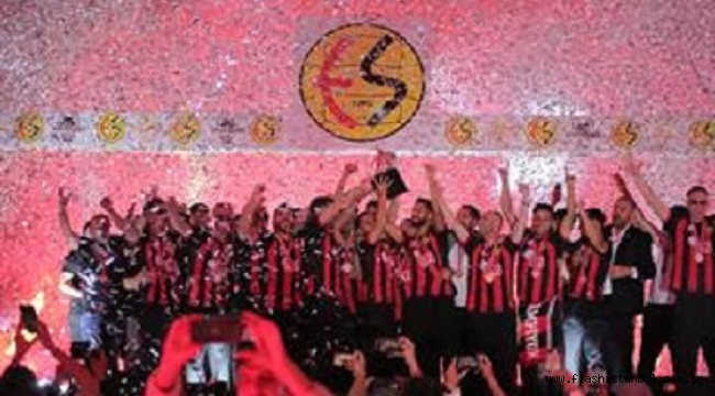 ESKİŞEHİRSPOR ŞAMPİYONLUĞUNU TARAFTARLARLA BİRLİKTE KUTLADI