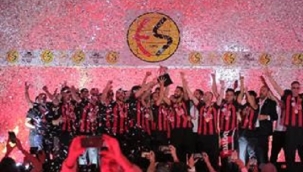 ESKİŞEHİRSPOR ŞAMPİYONLUĞUNU TARAFTARLARLA BİRLİKTE KUTLADI