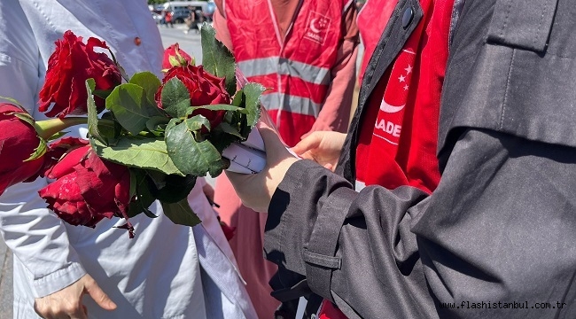 Üsküdar Saadet Partisinden Annelere Gül