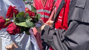 Üsküdar Saadet Partisinden Annelere Gül