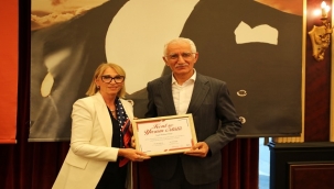 DİJİTALLEŞME ÖDÜLÜ MEHMET ÖNDER'E VERİLDİ