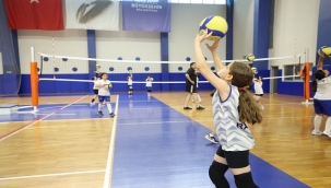 İBB SPOR OKULLARI YAZ DÖNEMİNDE DE ON BİNLERCE ÇOCUĞU SPORLA BULUŞTURUYOR