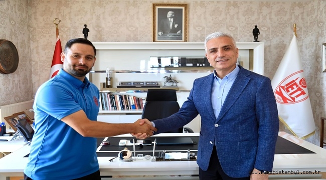 İETT KAPTANI YANMAKTA OLAN TÜRK BAYRAĞINI ARACI DURDURUP ELLERİYLE SÖNDÜRDÜ