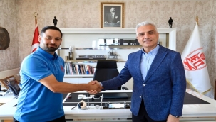 İETT KAPTANI YANMAKTA OLAN TÜRK BAYRAĞINI ARACI DURDURUP ELLERİYLE SÖNDÜRDÜ