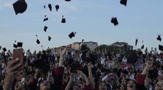 İSTANBUL BİLGİ ÜNİVERSİTESİ'NDE MEZUNİYET TÖRENİ DÜZENLENDİ