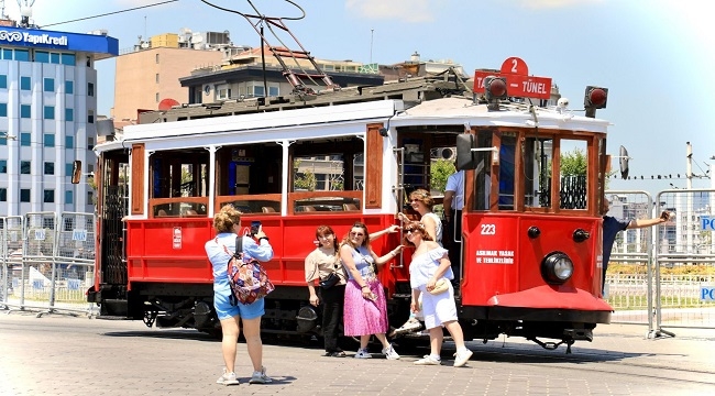 İSTANBUL'UN TARİHİ NOSTALJİK TRAMVAYI YENİLENDİ