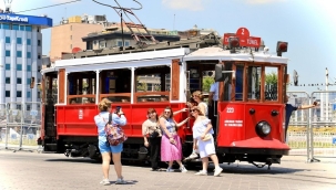 İSTANBUL'UN TARİHİ NOSTALJİK TRAMVAYI YENİLENDİ