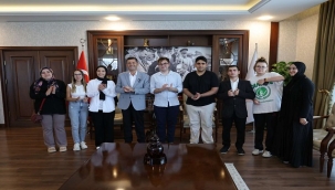 SINAVDA DERECE ALAN ÇEKMEKÖYLÜ ÖĞRENCİLER BAŞKAN ÇERKEZ'İ ZİYARET ETTİ