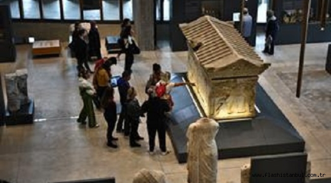 TROYA MÜZESİ'NDE HELEN İLE PARİS'İN AŞKI YENİDEN CANLANIYOR