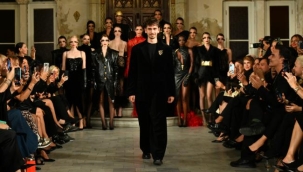 20 YAŞINDAKİ MODA HARİKASI EFE BATUR'UN İLK DEFİLE HEYECANI…