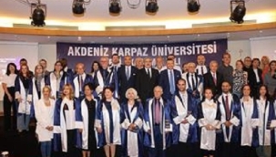 AKDENİZ KARPAZ ÜNİVERSİTESİ AKADEMİK YILI TÖRENLE AÇILDI