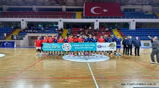 DİSLEKSİ FARKINDALIĞI İÇİN SAHAYA PANKARTLA ÇIKTILAR