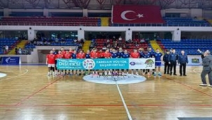 DİSLEKSİ FARKINDALIĞI İÇİN SAHAYA PANKARTLA ÇIKTILAR