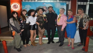 DERYA ŞEN "ŞEN KIZLAR" OYUNUYLA SAHNELERE DÖNDÜ