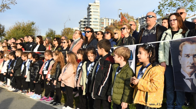KADIKÖY'DE BİNLERCE KİŞİ ATA'YA SAYGI ZİNCİRİ OLUŞTURDU
