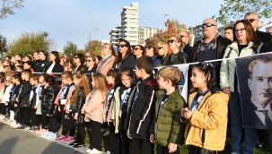 KADIKÖY'DE BİNLERCE KİŞİ ATA'YA SAYGI ZİNCİRİ OLUŞTURDU