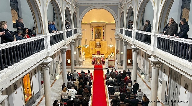 NOEL'DE İZMİR KİLİSELERİNDEN TÜM DÜNYAYA SEVGİ, PAYLAŞMA, HOŞGÖRÜ VE BARIŞ MESAJLARI YANKILANDI