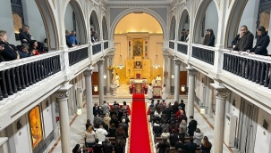 NOEL'DE İZMİR KİLİSELERİNDEN TÜM DÜNYAYA SEVGİ, PAYLAŞMA, HOŞGÖRÜ VE BARIŞ MESAJLARI YANKILANDI