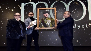 "SAHNEDE ATATÜRK PORTRESİ SATILMAZ" DİYEREK SATIŞI DURDURDU