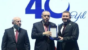 ERDOĞAN'DAN İZMİRLİ İŞ İNSANI NAZIM TORBALIOĞLU'NA ONUR PLAKETİ