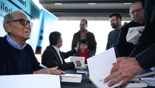 ATAOL BEHRAMOĞLU VE OKAN TOYGAR KİTAPSEVERLERLE BİR ARAYA GELDİ