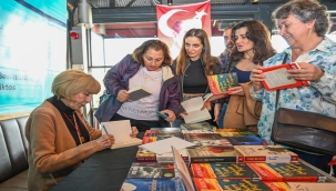 AYŞE KULİN BELTAŞ KİTAP KAFE'DE OKURLARIYLA BULUŞTU