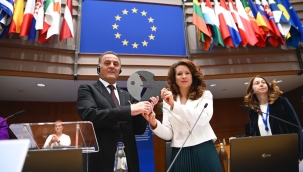 BRÜKSEL'DE İMAMOĞLU'NA ULUSLARARASI ÖDÜL