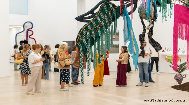 NİLBAR GÜREŞ'İN SERGİSİ 10 MAYIS'A KADAR UZATILDI