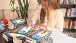 ZEYNEP KESLER ÖZDOĞAN'IN "ANEMONLAR" KİTABI RAFLARDAKİ YERİNİ ALDI