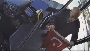 İETT KAPTANI YOLA DÜŞMÜŞ TÜRK BAYRAĞINI ALIP ÖRNEK OLDU