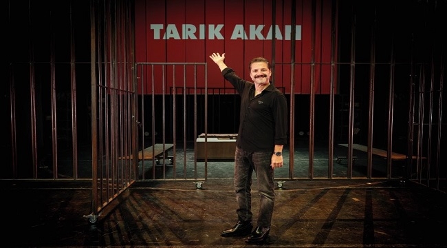 TARIK AKAN'IN KENDİ KİTABINDAN UYARLANAN "ANNE KAFAMDA BİT VAR" OYUNU