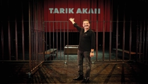 TARIK AKAN'IN KENDİ KİTABINDAN UYARLANAN "ANNE KAFAMDA BİT VAR" OYUNU