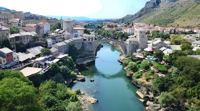 SAVAŞIN, DİRENİŞİN VE KÜLLERİNDEN YENİDEN DOĞAN MOSTAR'IN HİKAYESİ